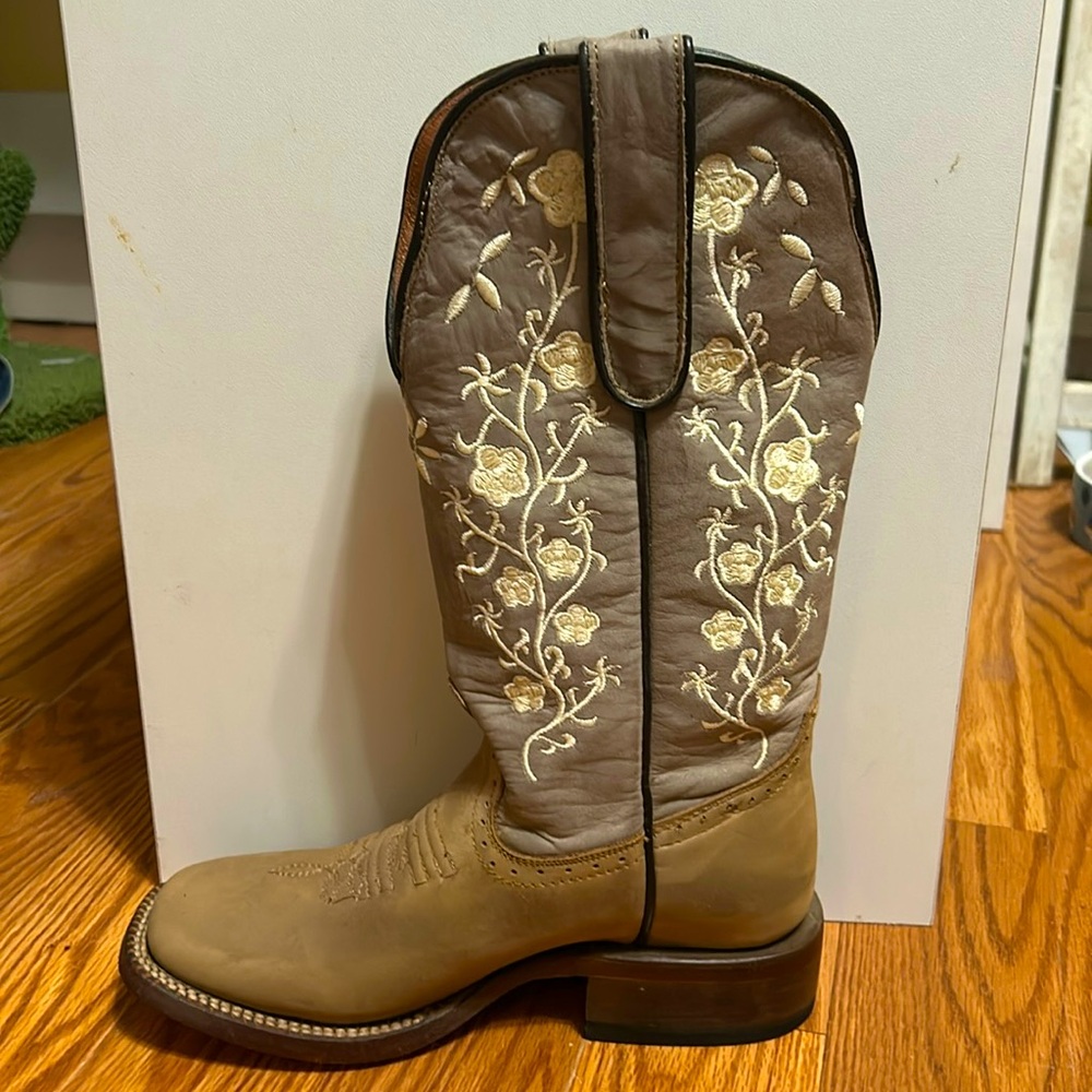 Cute flower imbedded cowgirl boots